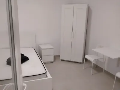 Dormitor cu pat si birou garsoniera inchiriere Sector 1 Bucuresti